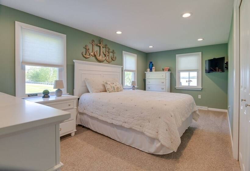 Idyllic Retreat W/ Lake Views   Near Marina!