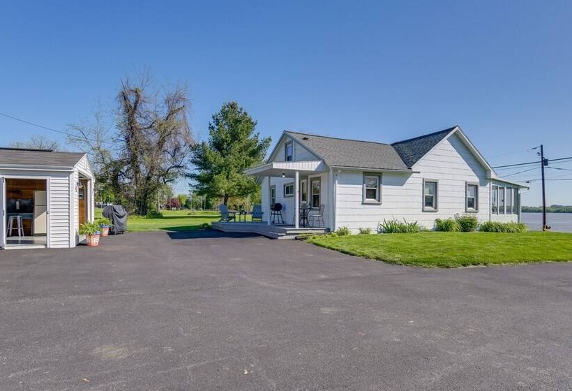 Idyllic Retreat W/ Lake Views   Near Marina!