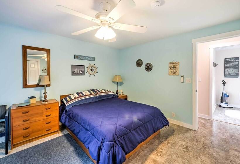 Herron Island Cabin W/ Deck: Walk To Beach!