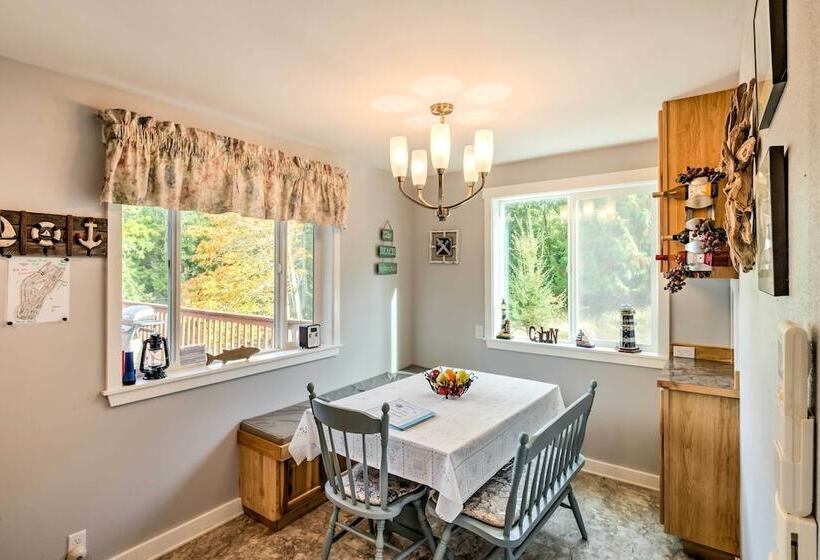 Herron Island Cabin W/ Deck: Walk To Beach!