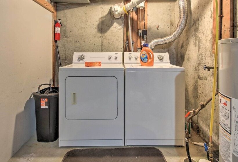 Lakeview Forest Cabin W/ Deck < 1/2 Mile To Beach!