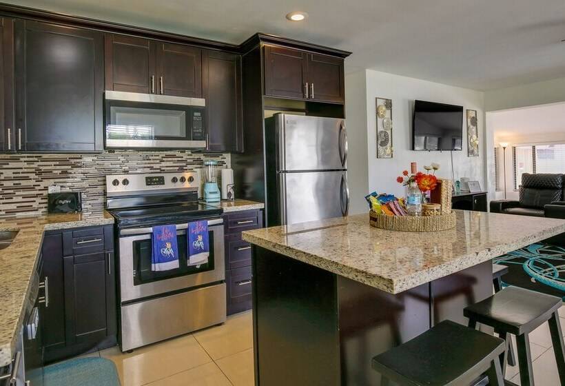 Margate Home W/ Hot Tub & Putting Green!