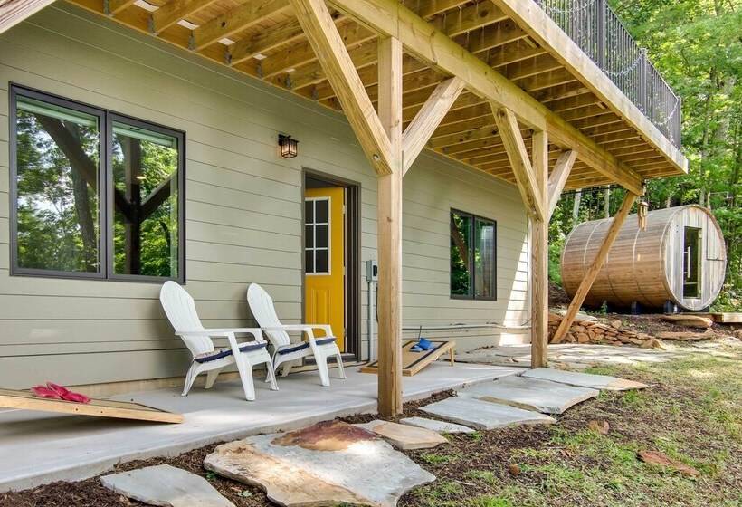 Modern Fairview Retreat: Spacious Deck + Mtn View!
