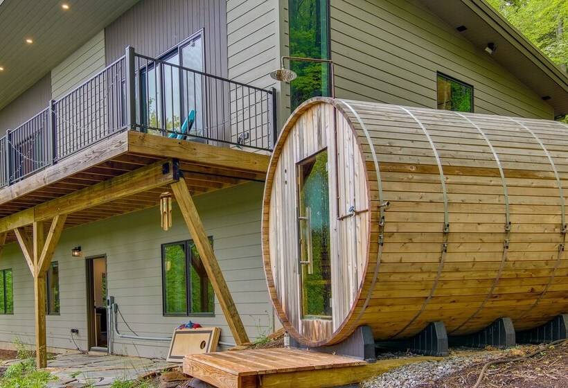 Modern Fairview Retreat: Spacious Deck + Mtn View!