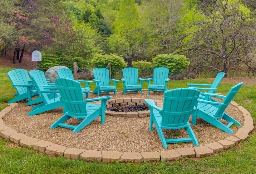 Modern Fairview Retreat: Spacious Deck + Mtn View!