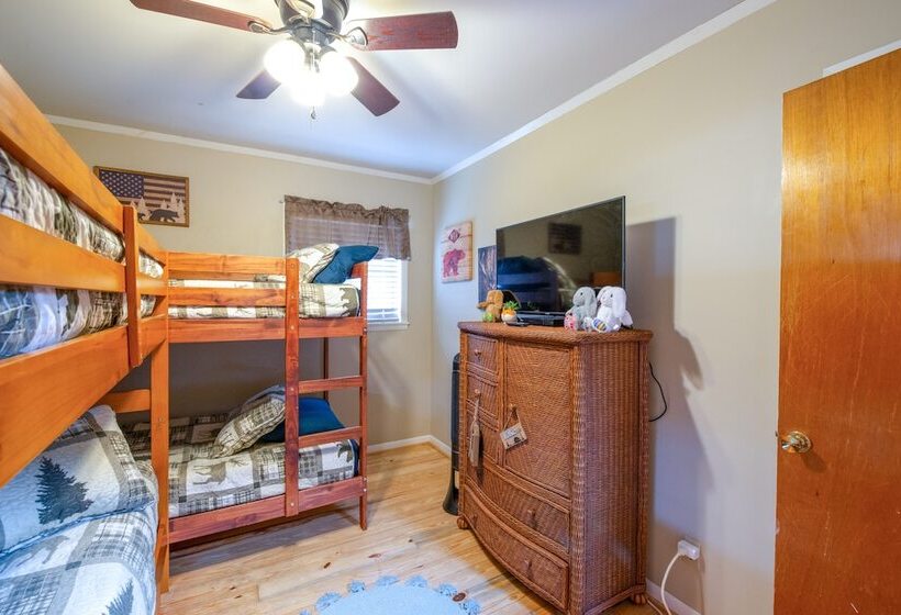 Secluded Cabin W/ Deck, Hot Tub & Lake Access!