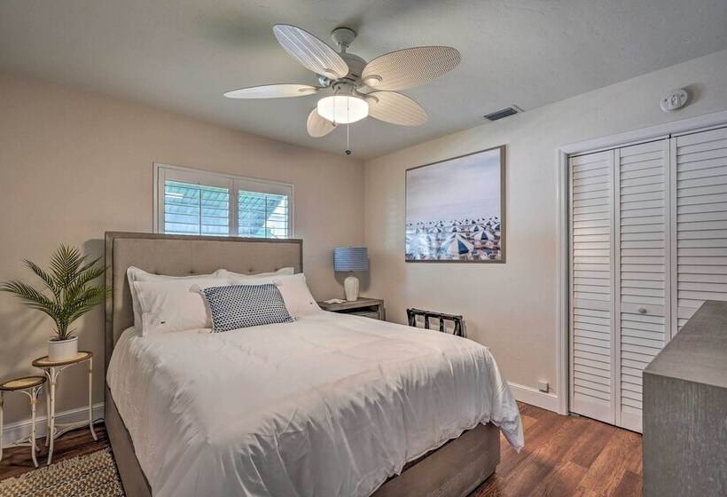 Naples Oasis W/ Screened Pool, Bike To Beach!