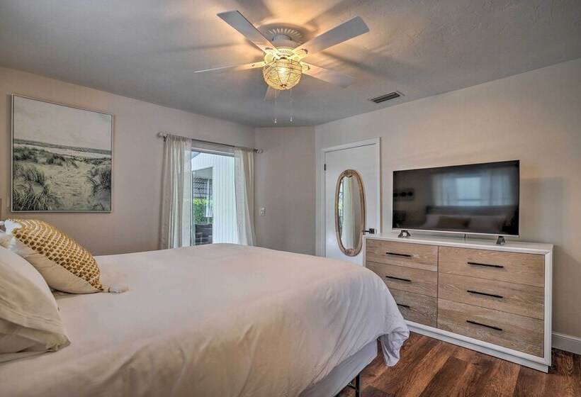 Naples Oasis W/ Screened Pool, Bike To Beach!