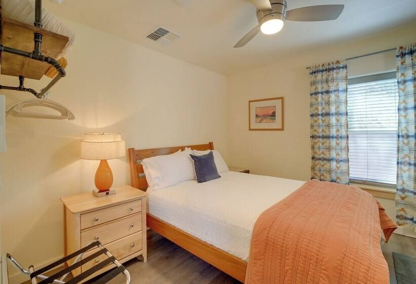 Old Town Cottonwood Cottage W/ Yard, Pets Welcome