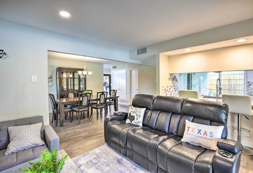 Movie Room + Poolside Oasis: Richardson Home!