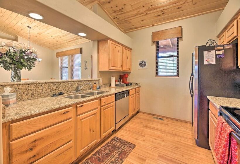 < 4 Mi To Fool Hollow Lake: Cabin W/ Tranquil Deck