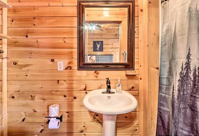 Star Lite  Cabin: Hot Tub, Deck & Pool Table