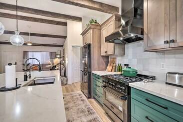 Stylish Flagstaff Hideaway W/ Hot Tub & Fire Pit!