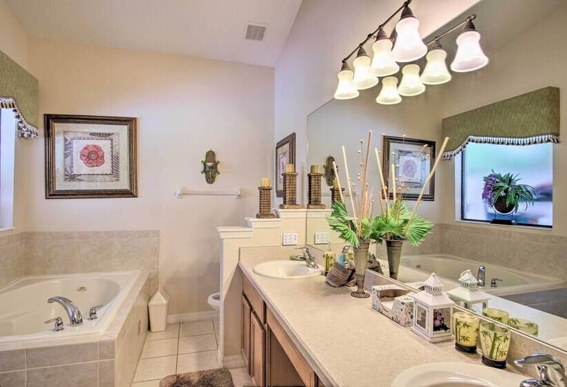 Sunny Villa W/ Lanai: 17 Mi To Disney!