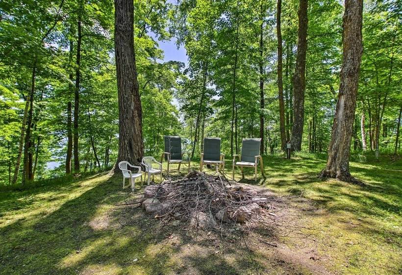 Trout Lake Cabin W/ Private Dock, Kayaks & Loft!