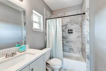 Arlington Home W/ Yard: 2 Mi To At&t Stadium!