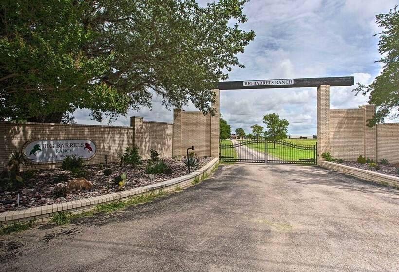Big Barrels Ranch  On 50 Acres: Countryside Views