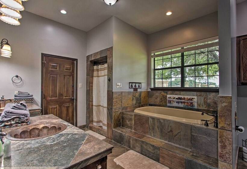 Big Barrels Ranch  On 50 Acres: Countryside Views