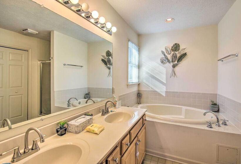 Central Harrisonburg Home W/ Fenced In Yard!