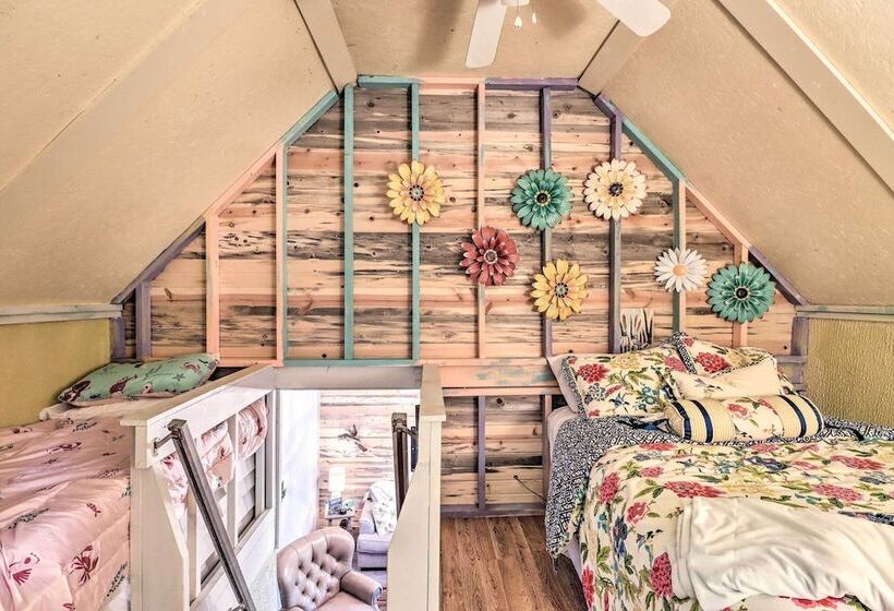 Charming Higden Cabin Near Greers Ferry Lake!