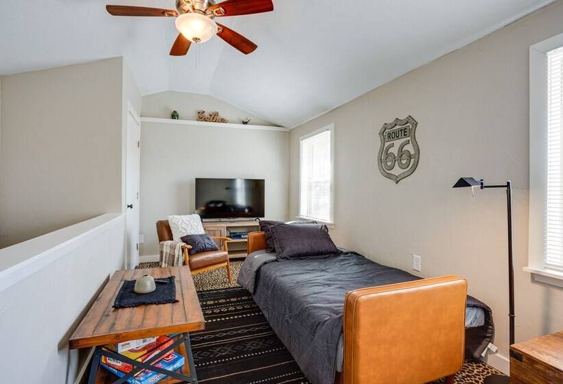 Chic Lawton Home, 5 Mins To Fort Sill!