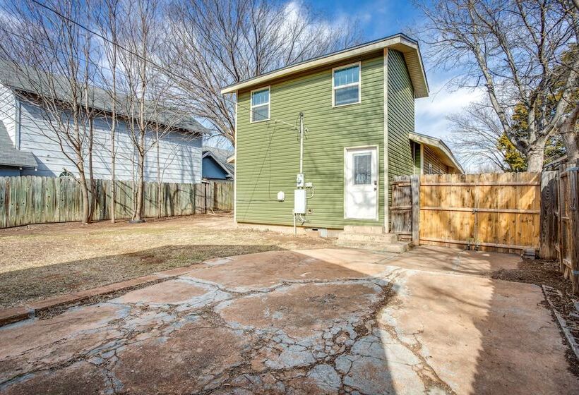 Chic Lawton Home, 5 Mins To Fort Sill!