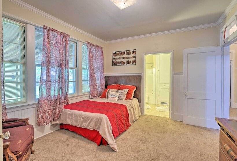 Cozy Montgomery Home: Just 2 Mi To Downtown!