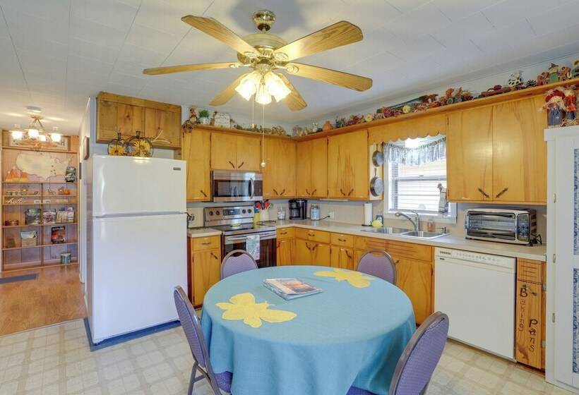 Tumbling Shoals Home W/ Private Yard + Grill!