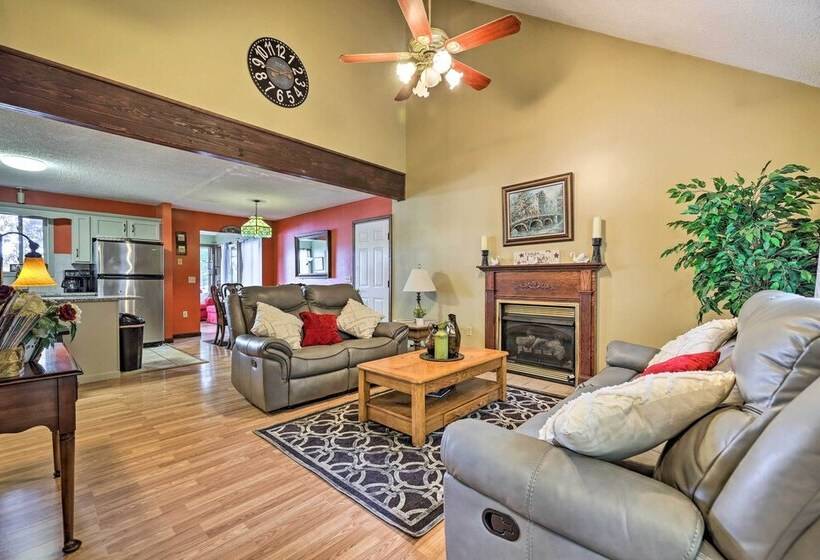 Game Room & Kayaks: Lakefront Poconos Home!
