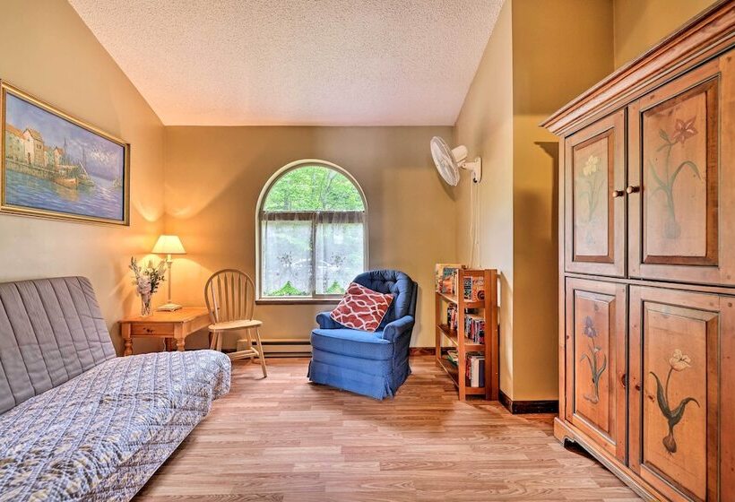Game Room & Kayaks: Lakefront Poconos Home!