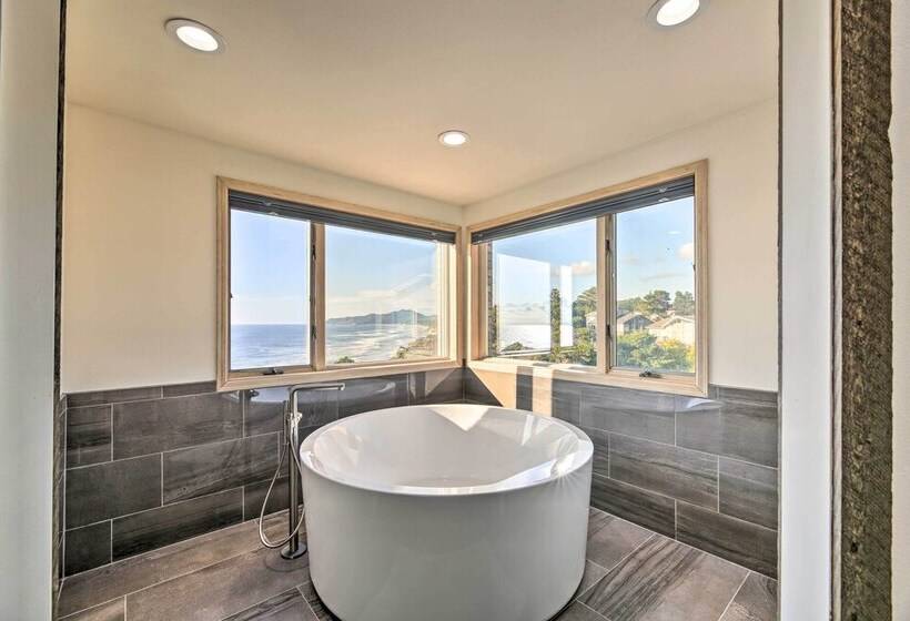 Luxurious Newport Estate W/ Spa & Lighthouse Views