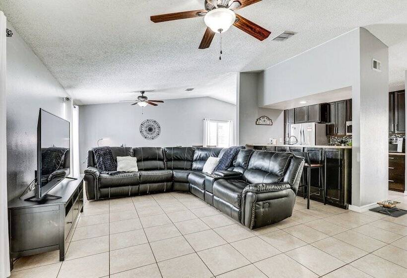 14 Mi To Dwtn Tampa Bay: Brandon Home W/ Fire Pit!