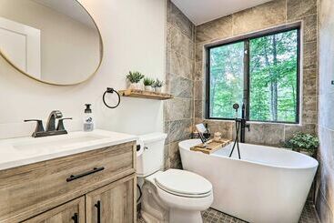 Lake & Pool Access: Home Near Tobyhanna State Park