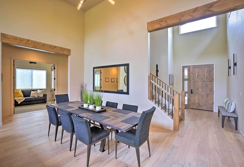 Mountain Base Lodge: 6 Miles To Downtown Bend