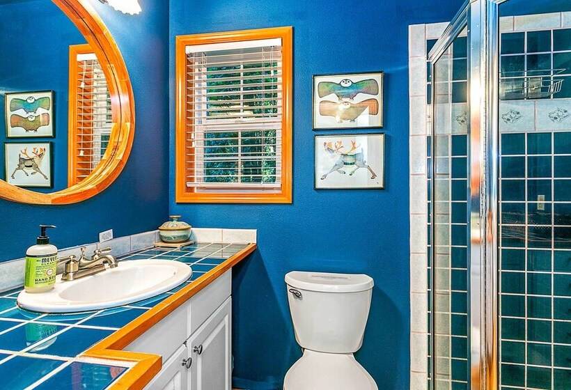 Riverfront Gold Bar Cabin Near Stevens Pass!