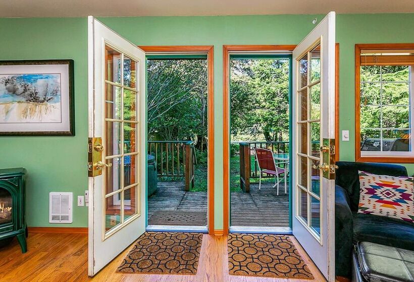 Riverfront Gold Bar Cabin Near Stevens Pass!