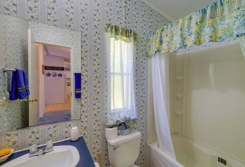 Serene Home: 2 Decks, 3 Mi To Blue Ridge Pkwy