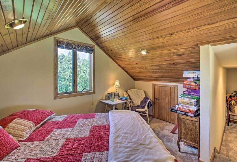 Spacious House W/ Wraparound Deck + Mtn Views!