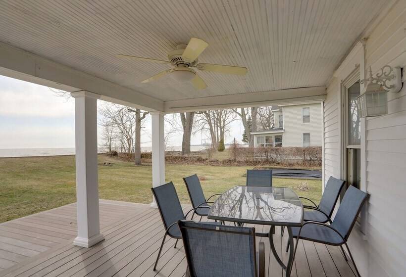 Spacious Lakefront House W/ Backyard Fire Pit
