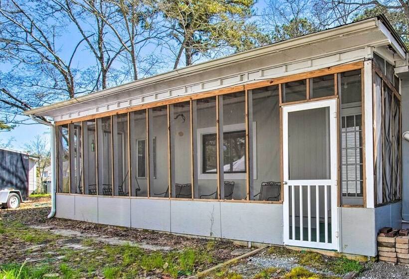 Sunny Oak Island Retreat   3 Blocks To Beach!