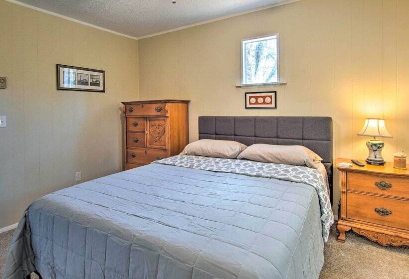 Sunny Oak Island Retreat   3 Blocks To Beach!