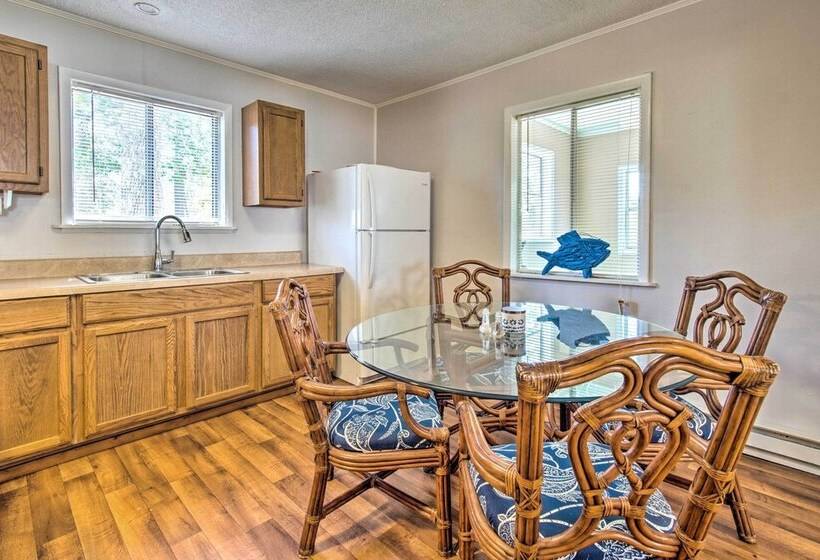 Sunny Oak Island Retreat   3 Blocks To Beach!