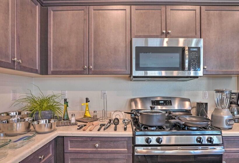 Tasteful Menifee Home: Patio, By Theme Parks!