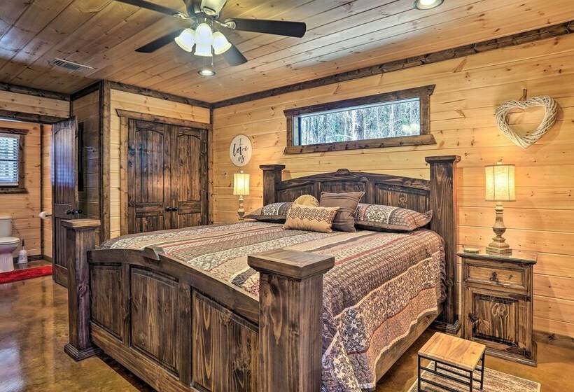 The Breeze    Broken Bow Cabin W/ Hot Tub & Deck!
