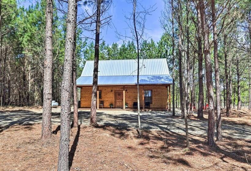 The Breeze    Broken Bow Cabin W/ Hot Tub & Deck!