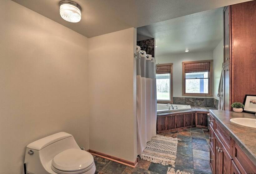 The Front Porch 20 Acre Country Home W/ Mtn View