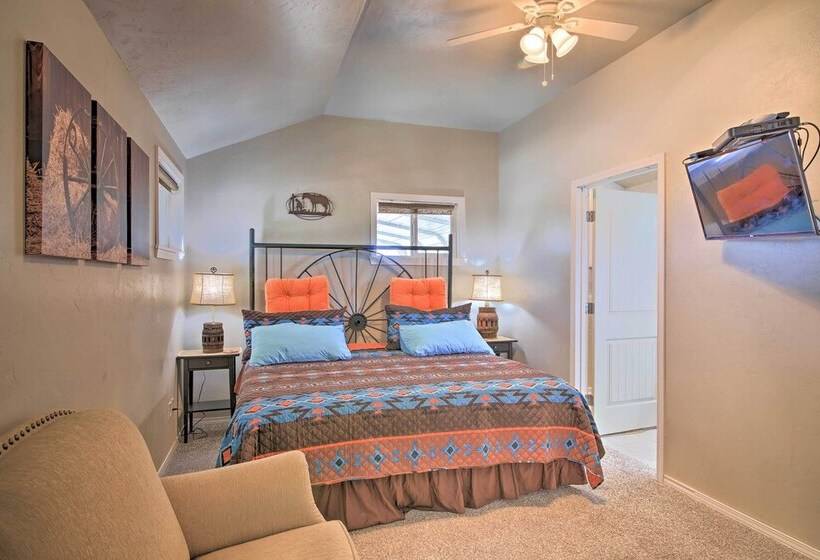 Updated Cabin W/ Fire Pit 1 Mile From Downtown!