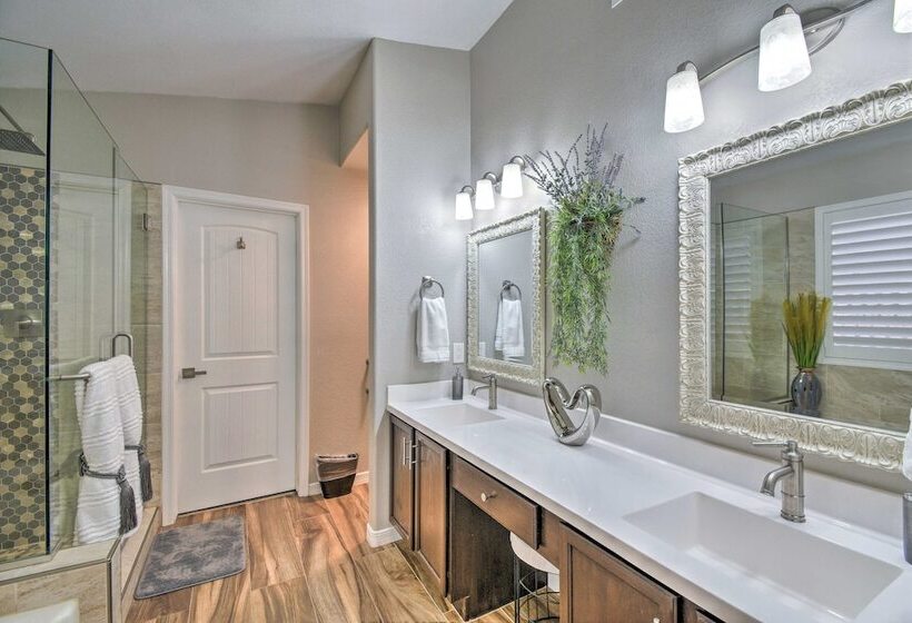 Updated Glendale Abode W/ Patio & Grilling Station