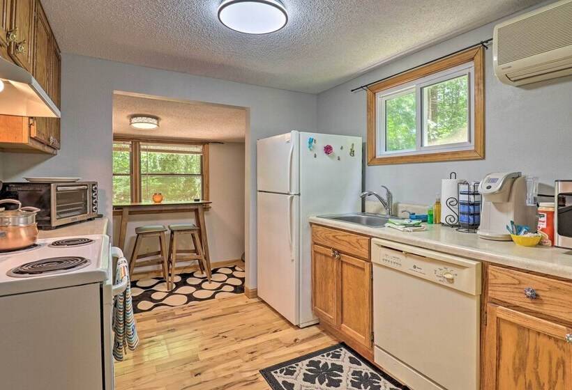 Vintage Creekside Cottage W/ Hot Tub & Grill!