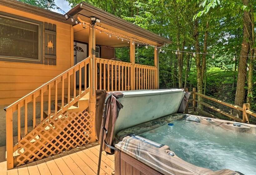 Vintage Creekside Cottage W/ Hot Tub & Grill!